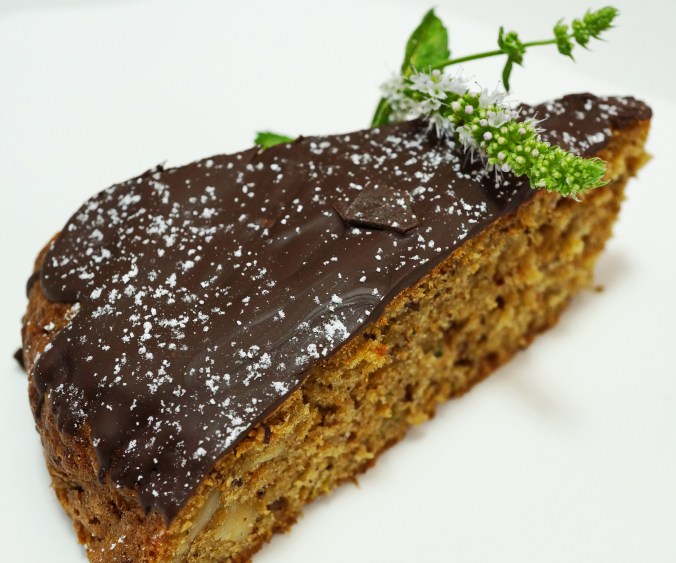 Schokoladiger Nusskuchen mit Zucchini DSC07078a.JPG