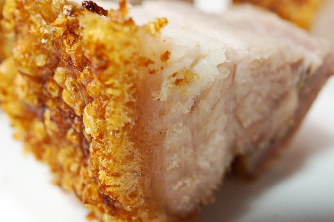 Siu Yuk Knuspriger Schweinebauch pork bellyDSC01597a.jpg