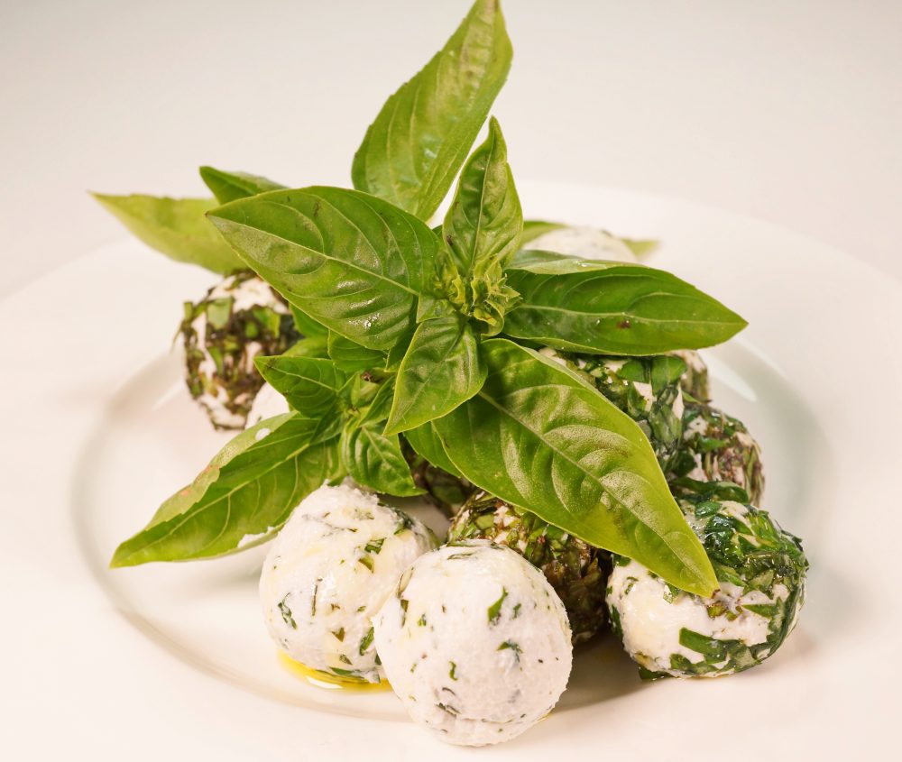 Marinierte Ziegenkäse-Bällchen in Basilikum | Coconut &amp; Cucumber ...