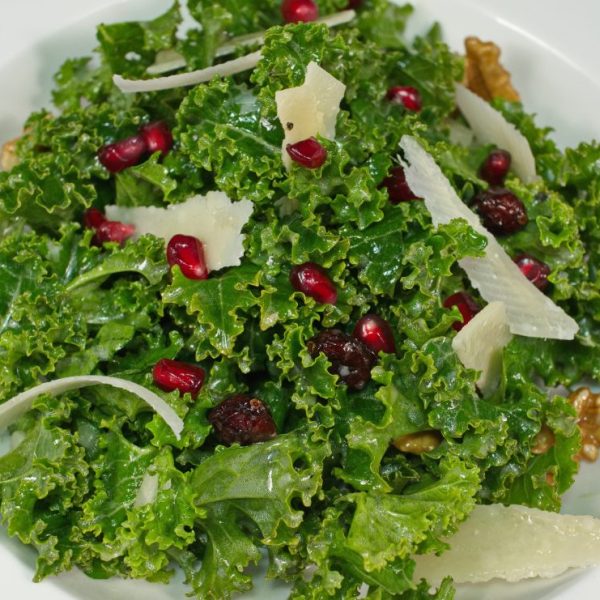 Kale Salad * Grünkohl Salat mit Granatapfel &&nbsp;Knuspertopping